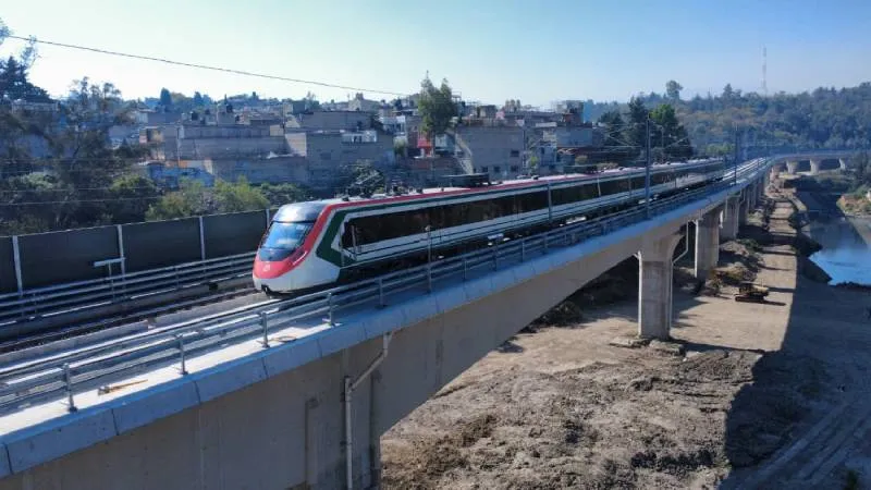 Durante las pruebas estáticas se utilizan mil 300 costales de arena para simular el peso de los pasajeros a bordo del tren./ Gobierno de México