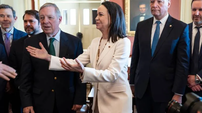 María Corina Machado mostró de manera simbólica la medalla de su Premio Nobel de la Paz a Donald Trump./ AP