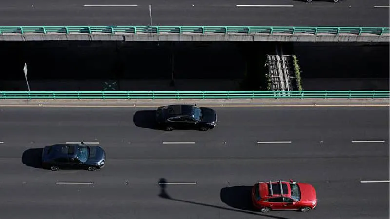 Las autoridades recomiendan verificar placas y holograma para evitar multas o el traslado al corralón./ Pixabay