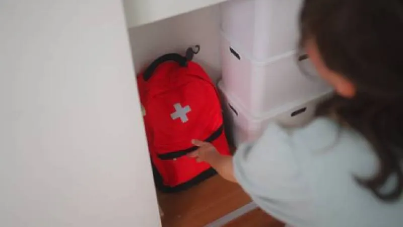 Agua potable y alimentos no perecederos son básicos en una mochila de emergencia por sismo./ Pixabay