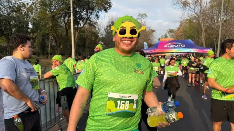 Cientos de corredores disfrazados de Shrek y Fiona participaron desde las 6:30 de la mañana en Paseo de la Reforma durante la Shrek Run 2026./ Georgina Sánchez