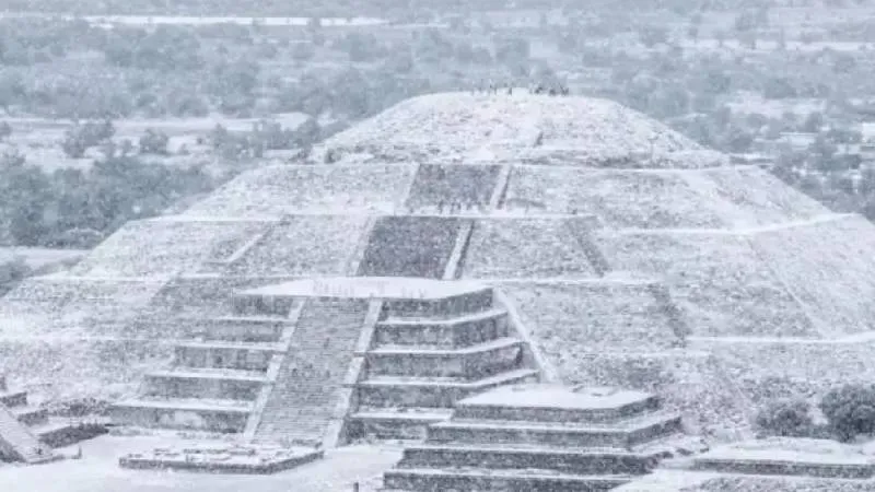 Calles y vialidades del municipio de Teotihuacan quedaron cubiertas de granizo durante el fenómeno./ X