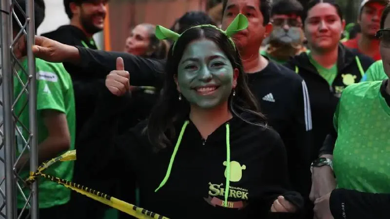 Las calles de la CDMX amanecieron tomadas por corredores temáticos durante la Shrek Run 2026, que inició a las 6:30 am./ Georgina Sánchez