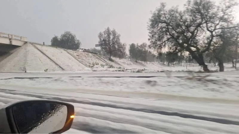 Las pirámides del Sol y la Luna lucieron un paisaje inusual luego de la caída de granizo el 18 de enero./ X