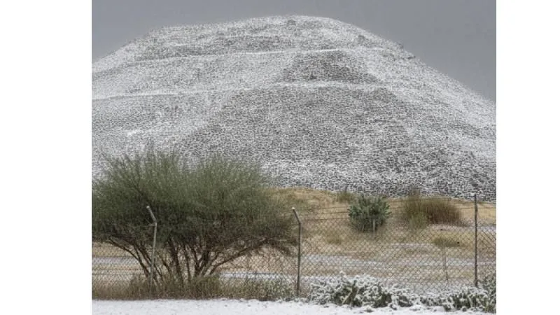 Una intensa granizada cubrió de blanco las pirámides de Teotihuacan tras el paso de un frente frío./ X