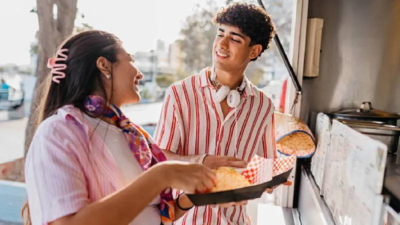 La higiene del puesto y la correcta manipulación de los alimentos son clave para comer en la calle sin riesgos a la salud./ Pixabay