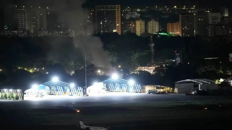 Reportes de explosiones y sobrevuelos de aeronaves se registraron en Caracas antes del anuncio de Donald Trump sobre la captura de Nicolás Maduro./ AP