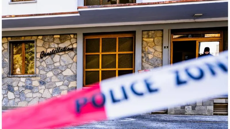 Un incendio se registró en un bar de la estación alpina de Crans-Montana, en Suiza, dejando varias personas afectadas./ AP