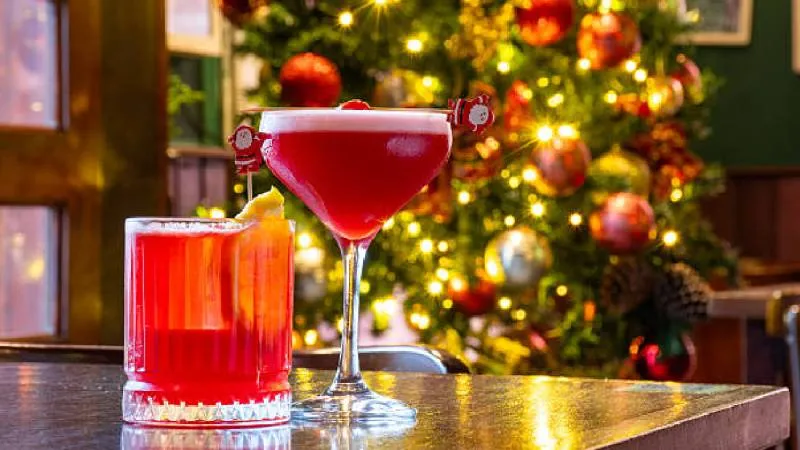 Revisar el estado del envase, la etiqueta y el líquido ayuda a evitar el consumo de alcohol pirata./ Pixabay