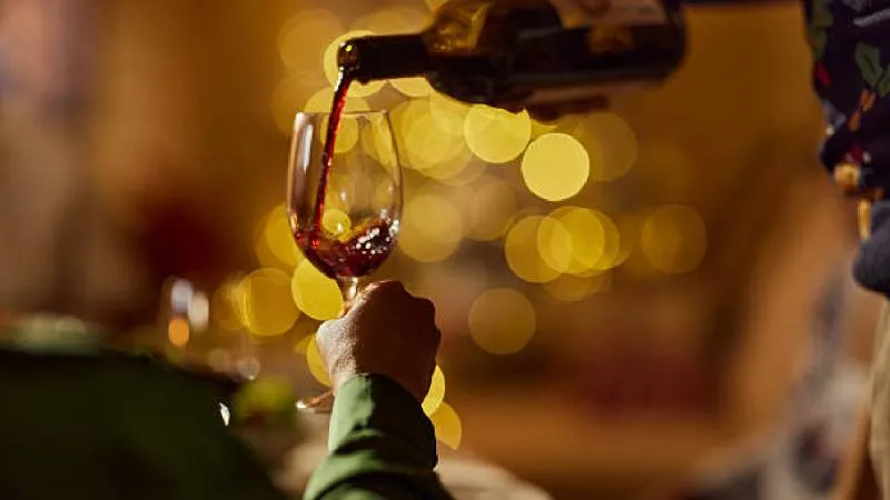 El marbete fiscal es un elemento clave para identificar si una botella de alcohol es original y cumple con la normatividad./ Pixabay