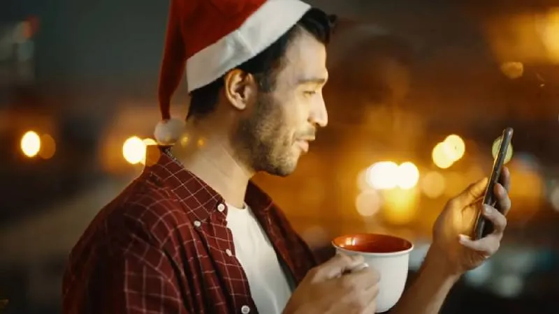 Personalizar los mensajes navideños ayuda a fortalecer la comunicación con familiares y amigos./ Pixabay