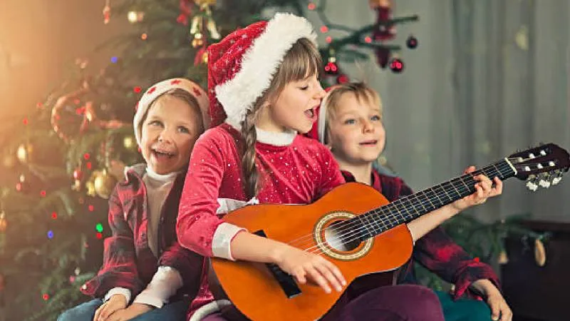 La música navideña es parte esencial del ambiente durante la cena de Nochebuena./ Pixabay