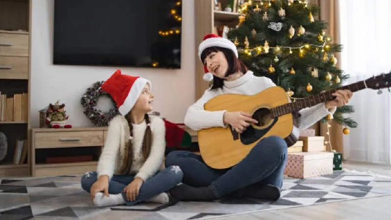 La combinación de temas clásicos y contemporáneos crea el ambiente ideal para la celebración navideña./ Pixabay