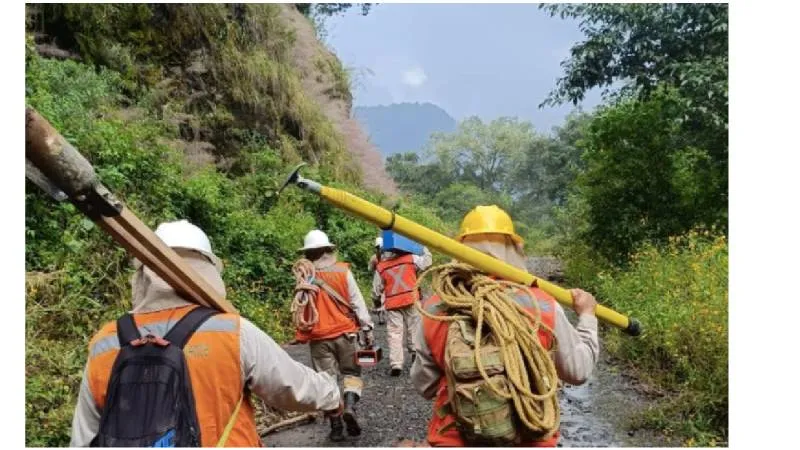 Las labores de restablecimiento eléctrico incluyeron el uso de helicópteros, grúas y plantas de emergencia./ CFE