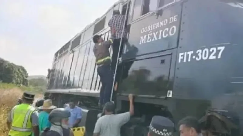 La FGR mantiene bajo cadena de custodia el registrador electrónico del tren, dispositivo clave para esclarecer las causas del descarrilamiento./ Semar