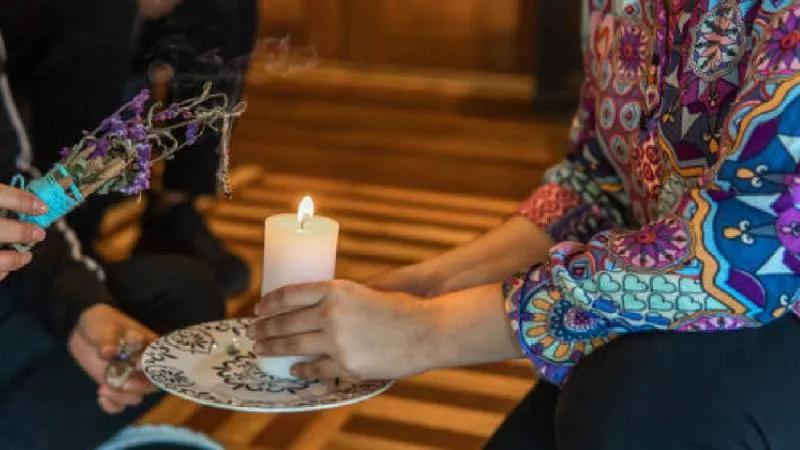 Una mirada distinta al inicio de año: menos incienso, más conciencia, según plantea Mónica Castilla./ Pixabay