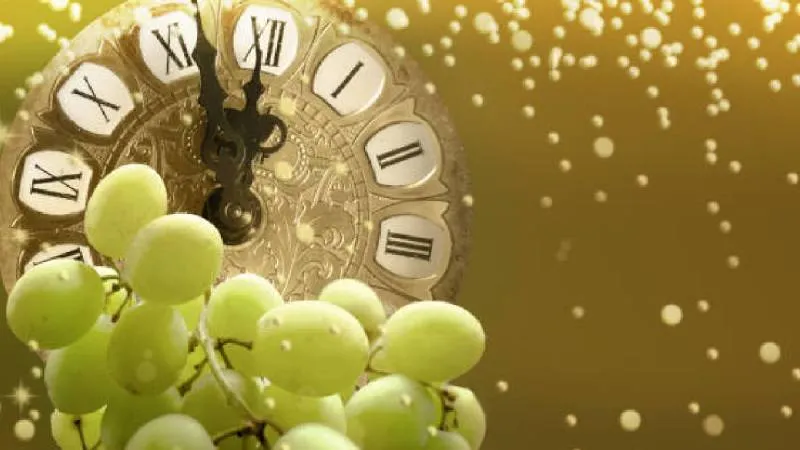 La tradición de las 12 uvas se realiza durante las campanadas que anuncian el inicio del Año Nuevo./ Pixabay