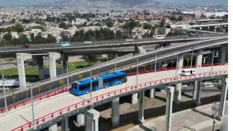 Autoridades iniciaron la prueba piloto del trolebús elevado que conectará Chalco con Constitución de 1917./@STECDMX