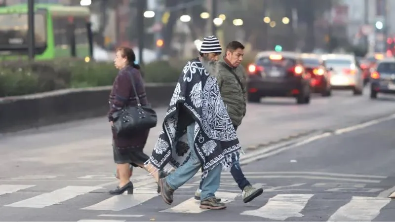 La población fue exhortada a tomar precauciones ante el ambiente frío a muy frío en la capital./ RS