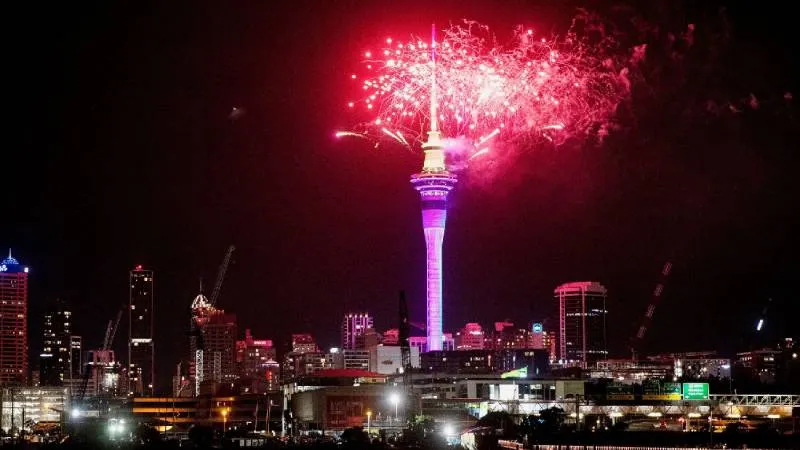 Regiones del Pacífico fueron las primeras en recibir el 2026 con fuegos artificiales y celebraciones públicas./ X:@HamdanWahe57839