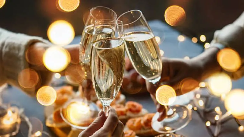 El brindis con sidra simboliza unión y buenos deseos para el año que comienza./ Pixabay