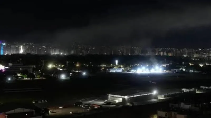 Operaciones militares estadounidenses se desplegaron en Caracas durante el ataque que dejó decenas de muertos y terminó con la captura de Nicolás Maduro, de acuerdo con The New York Times./ AP