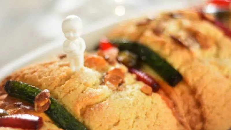 En el interior de la rosca se esconden figuras del Niño Jesús, símbolo de protección y compromiso./ Pixabay