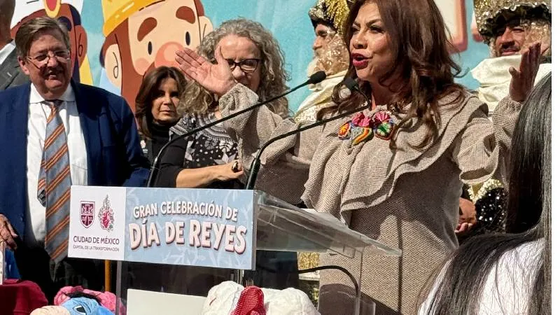 Familias se reunieron en el Zócalo de la CDMX para partir la Mega Rosca de Reyes y celebrar el 6 de enero con actividades gratuitas./ Georgina Sánchez