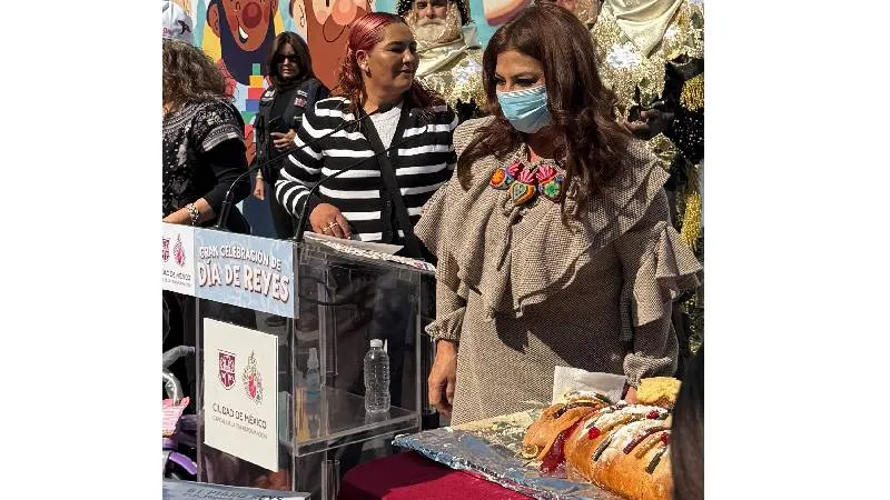 La Mega Rosca fue repartida de manera gratuita entre los asistentes como parte de la tradicional celebración del Día de Reyes en la CDMX./ Georgina Sánchez