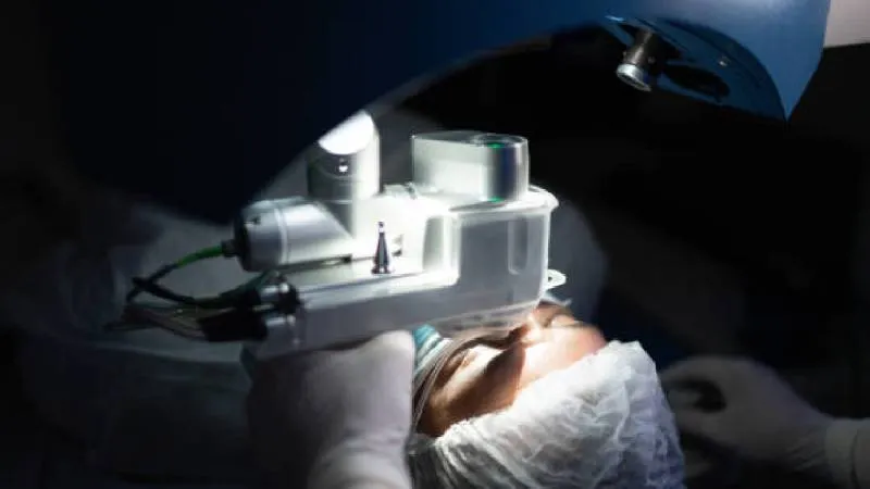 El uso de lentes con protección UV ayuda a prevenir el desarrollo de cataratas a edades tempranas./ Pixabay