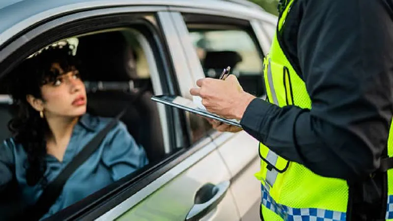 Circular sin seguro de auto vigente puede generar multas de miles de pesos a partir de febrero de 2026./ Pixabay