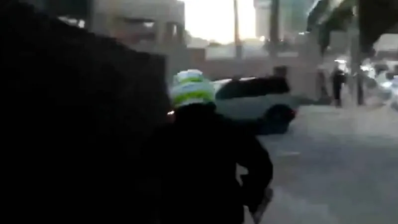 Al notar que estaba siendo grabado, el policía involucrado huyó del lugar./ Captura de pantalla FIA