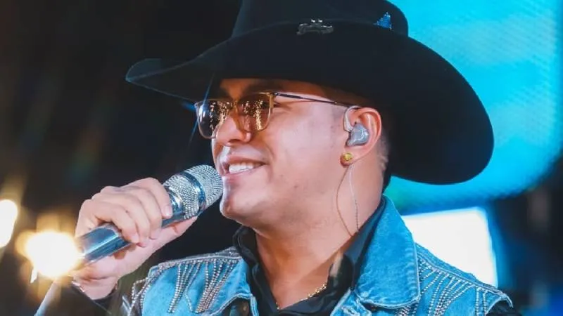 En uno de los clips que circulan en redes, el piloto de la aeronave aparece manipulando un teléfono celular durante maniobras previas al despegue./ IG:Yeison_Jimenez