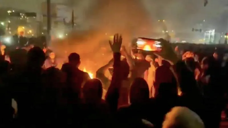 Las protestas iniciaron por la crisis económica y escalaron a un descontento generalizado contra el gobierno./ AP