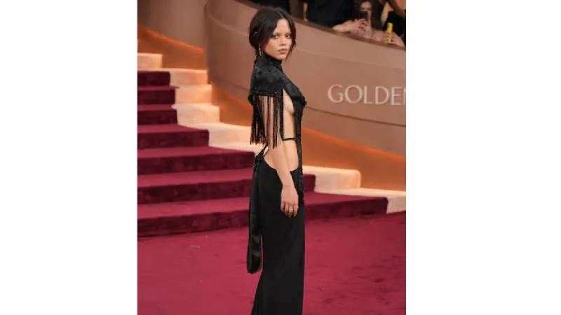 Las transparencias y detalles modernos se consolidaron como una de las tendencias de la alfombra roja./ AP