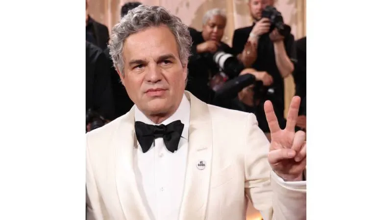 Mark Ruffalo protestó contra ICE durante los Golden Globes y lanzó duras críticas contra el presidente Donald Trump./@DisavowTrump20