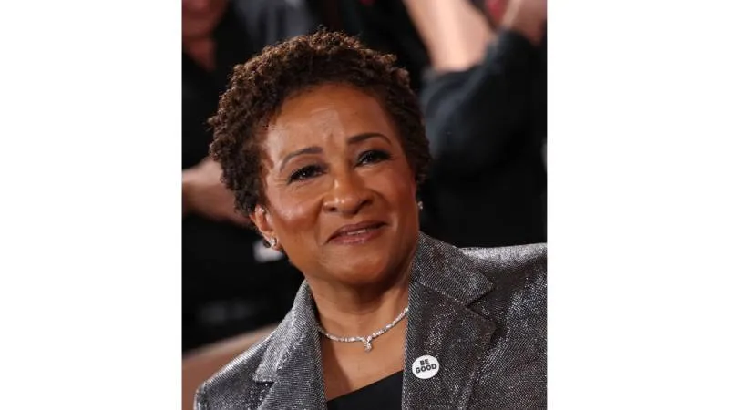 Wanda Sykes se sumó a la protesta contra las políticas migratorias al portar un pin durante la alfombra roja./@DisavowTrump20