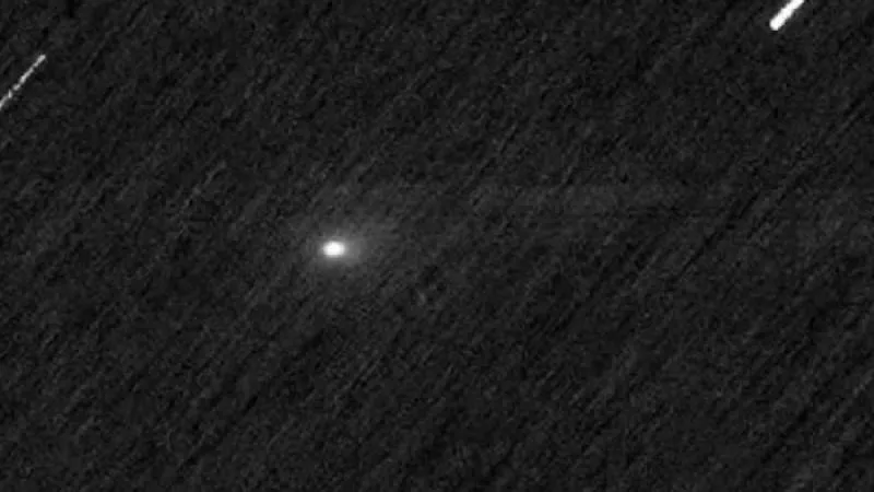 Expertos señalan que el estudio de objetos como el cometa 3I/ATLAS ayuda a comprender mejor los eventos de bajo riesgo pero alto impacto./ X