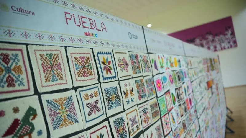 Los bordados exhibidos representan técnicas ancestrales y la diversidad cultural de distintas regiones de México./ @carlalopezmalo