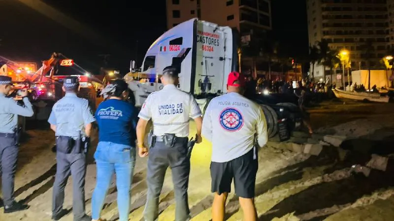 Un tráiler de carga pesada ingresó ilegalmente a la zona de arena en Playa Norte, Mazatlán./ X