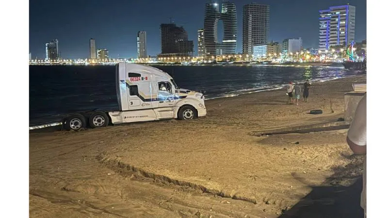 La unidad quedó atorada a pocos metros del mar, lo que obligó al uso de grúas especializadas./ X