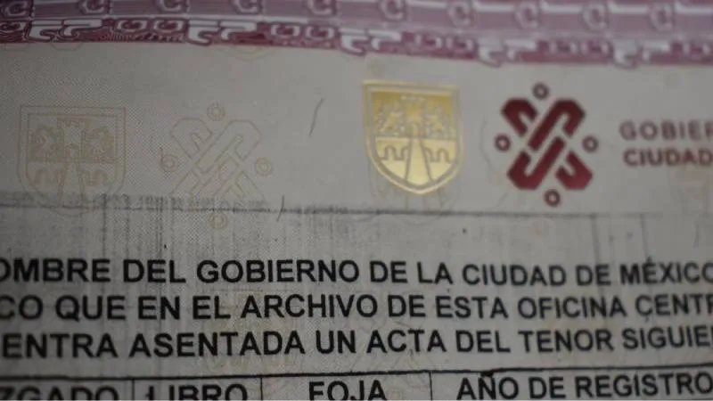 Autoridades alertan por el aumento en la venta de actas de nacimiento falsas en el mercado negro./ RS