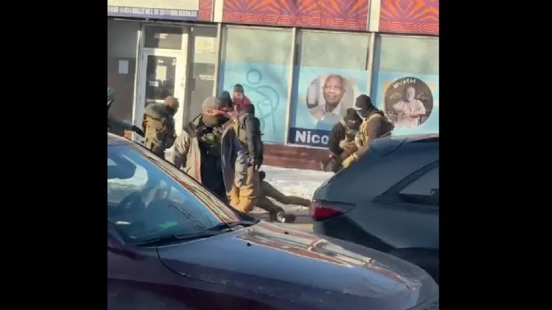 Agentes del ICE participaron en el operativo migratorio donde un hombre perdió la vida por disparos./ Captura de pantalla