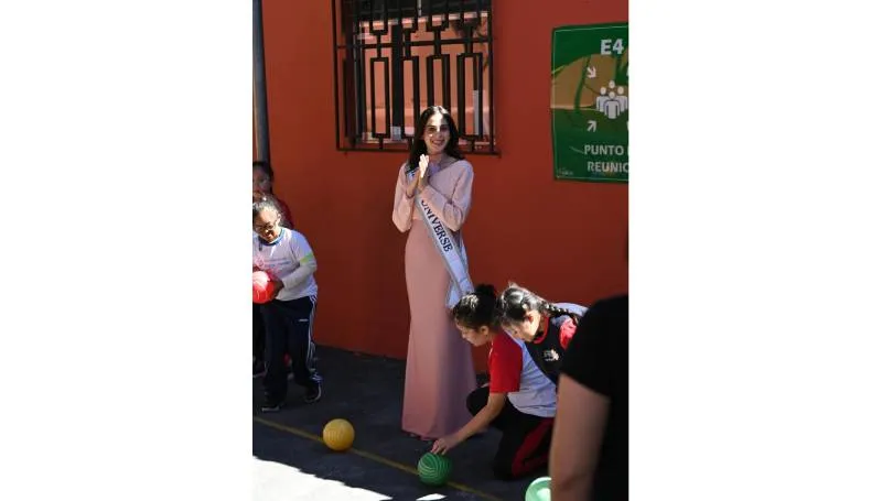 La actividad en la Fundación Margarita Tejeda mostró una faceta más humana y accesible de la Miss Universo. / @missuniverse
