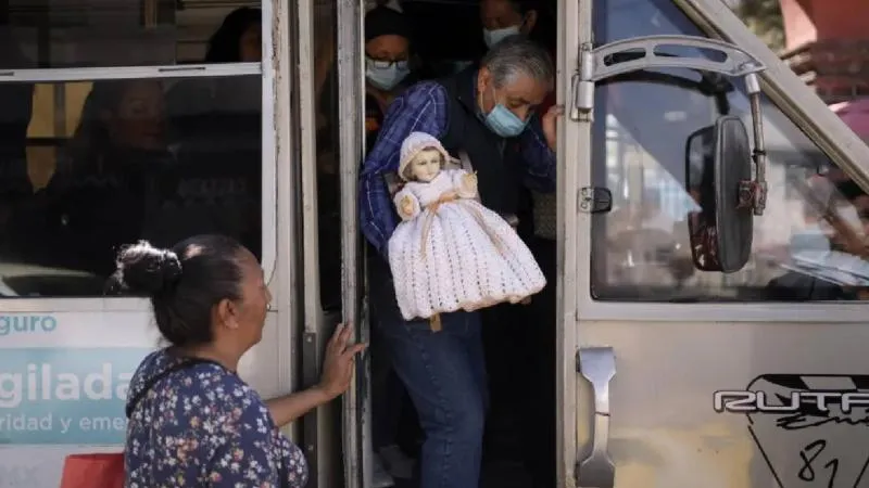 Cada 2 de febrero, familias mexicanas visten al Niño Dios como parte de la celebración del Día de la Candelaria./ AP