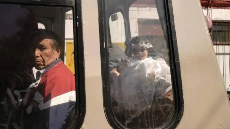 La tradición de vestir al Niño Dios simboliza su presentación en el templo y el cierre del ciclo navideño./ AP