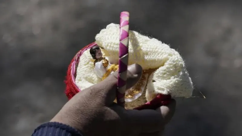 Quien encuentra el Niño en la Rosca de Reyes suele encargarse de vestir la imagen y ofrecer tamales en la Candelaria./ AP