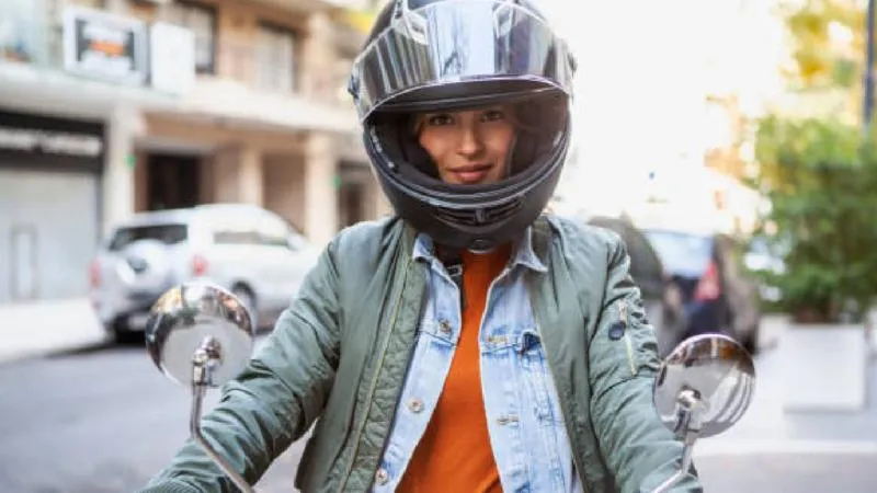 Motociclistas que circulen sin casco enfrentarán sanciones económicas más altas tras la actualización de la UMA./ Pixabay