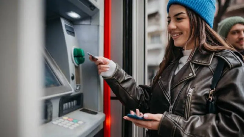 El fraude con desplazadores ocurre principalmente en cajeros con poca vigilancia./ Pixabay
