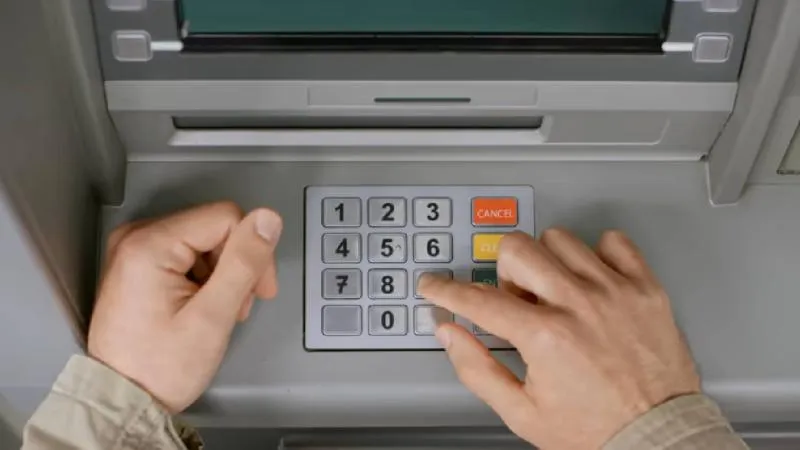 Cubrir el teclado al ingresar el NIP ayuda a reducir el riesgo de robo en cajeros automáticos./ Pixabay